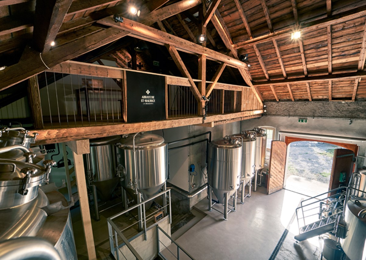 In einem Weinkeller aus dem Jahr 1244 wollen die Chorherren pro Jahr über 600 000 Flaschen Bier produzieren.