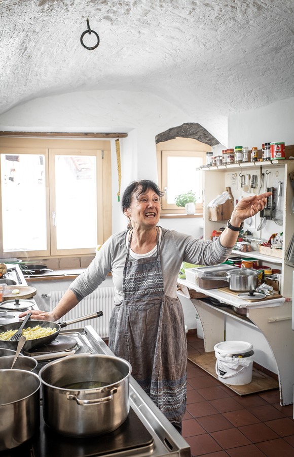 Norina Kuntner setzt in der Küche auf Bündner Spezialitäten – und Hirsch aus der Region.