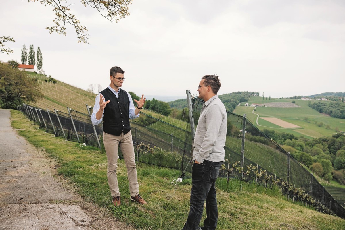 Sommelier René Kollegger erklärt Sebastian Rösch die Lagen des Weinguts.