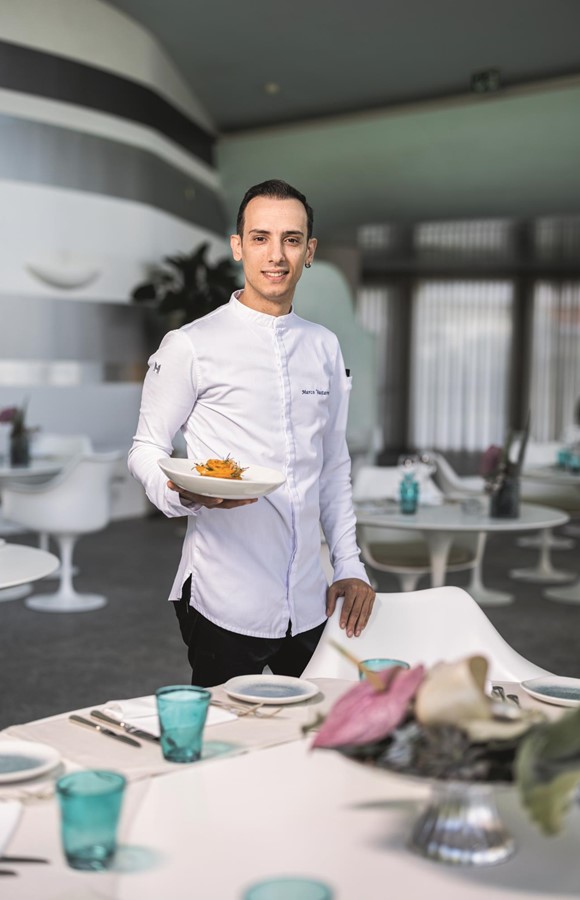 Im Restaurant Marina ist Marco Vastarellas rein pflanzliche Moving-Mountains-Kreation mit geröstetem Kürbis, Lauch und Pilzen optional in einer vegetarischen Variante erhältlich – mit Buttermilch.