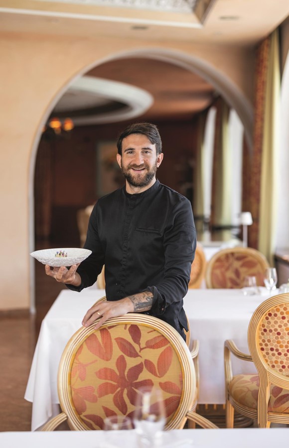 Im Gourmetrestaurant La Brezza spielt die pflanzliche Küche ebenfalls eine wichtige Rolle. Küchenchef Marco Campanella kombiniert in seinem Moving-Mountains-Menü beispielsweise Kohlrabi, Kopfsalat und Dill.